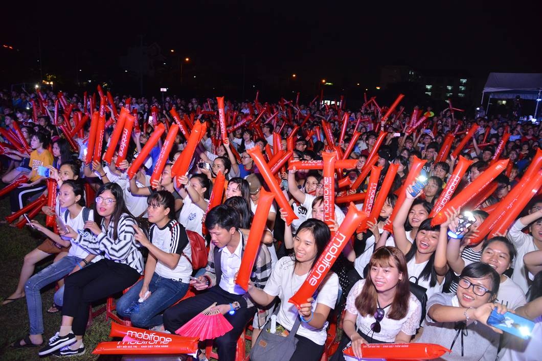 Gioi tre hao huc dung Instagram mien phi trong dem nhac MobiFone hinh anh