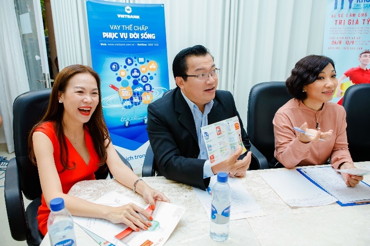 Thi sinh tro tai tiep thi quang cao trong cuoc thi khoi nghiep hinh anh