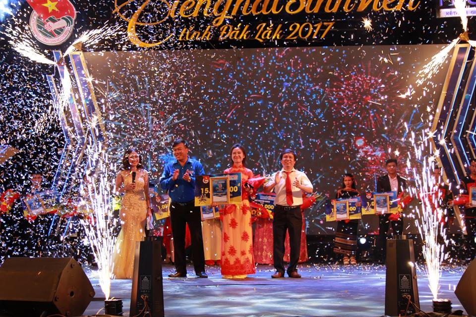 SV Tay Nguyen dung Instagram mien phi cua MobiFone trong dem thi hat hinh anh