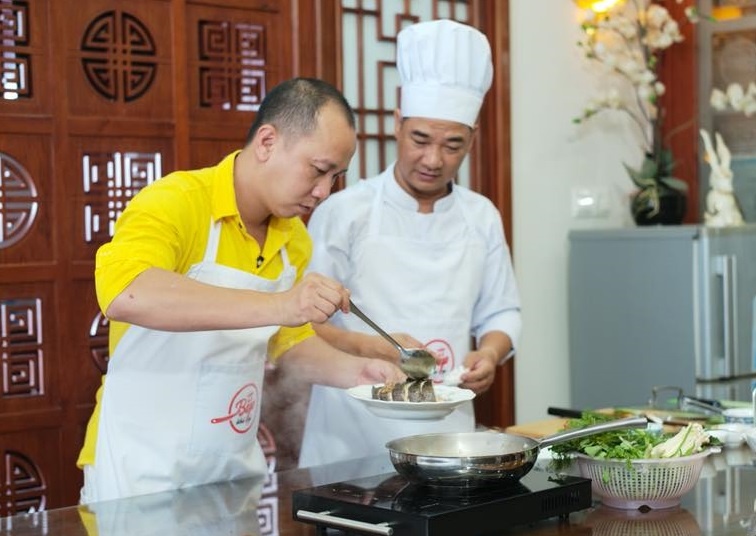 'Vao bep kho gi': Khi cac nhac si tro tai nau nuong hinh anh