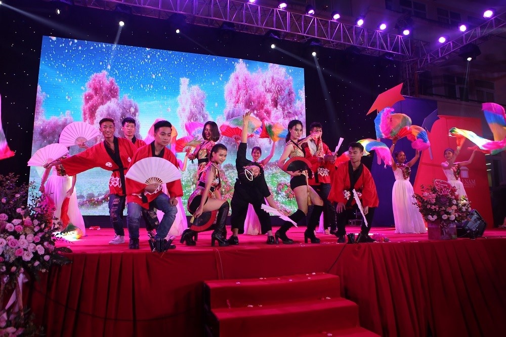 Dai hoc Dai Nam,  Bui Anh Tuan anh 2