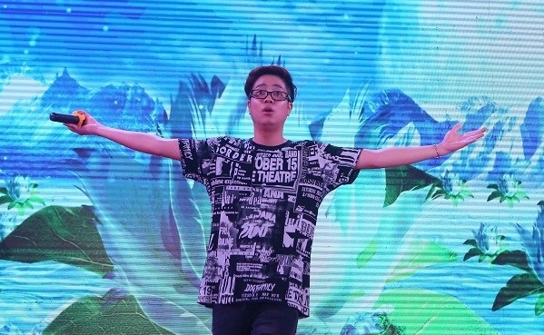 Bui Anh Tuan quay cung sinh vien Dai Nam trong dai nhac hoi hinh anh