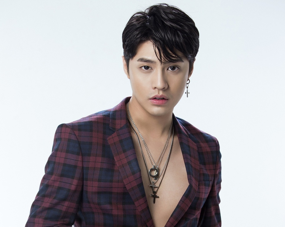 Noo Phuoc Thinh tu tay cuon sushi dai fan cung sieu dau bep Nhat Ban hinh anh