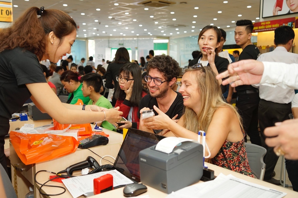 Oppo F5 nhan hon 37.000 don dat hang online anh 1