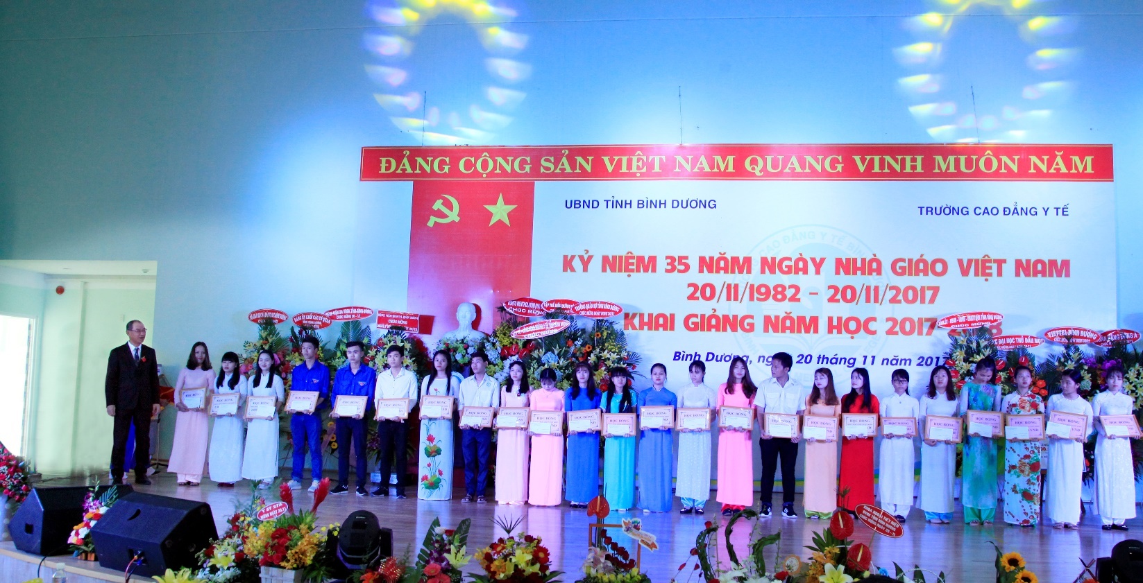 Rohto-Mentholatum VN trao hoc bong cho SV anh 1