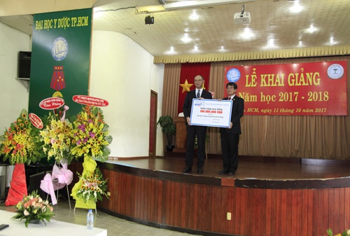 Rohto-Mentholatum VN trao hoc bong cho SV anh 2