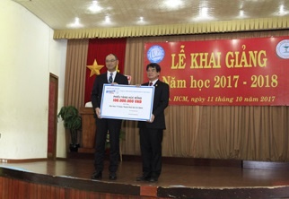 Rohto-Mentholatum VN trao hoc bong cho SV va to chuc kham mat mien phi hinh anh