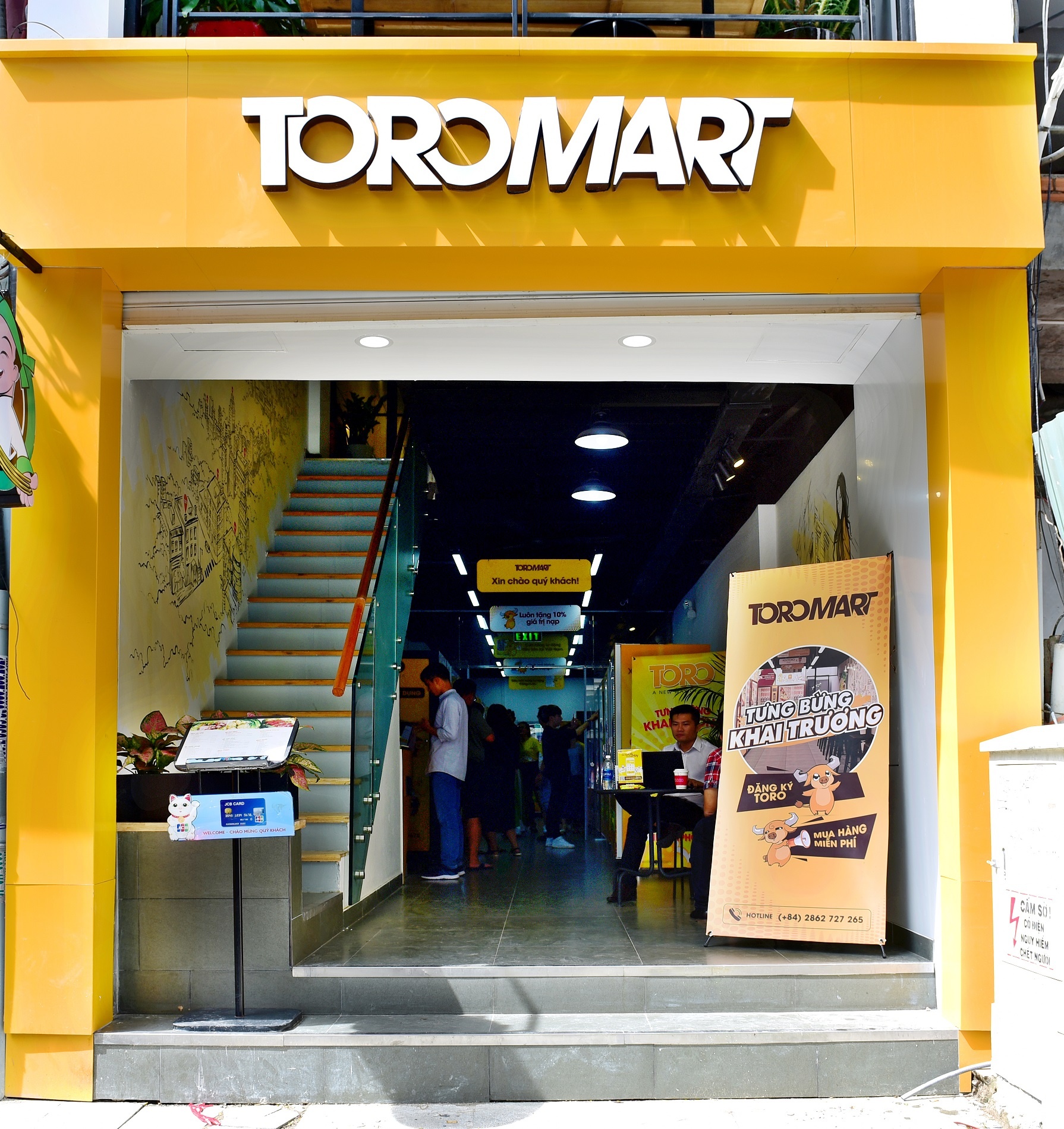 cua hang tien loi anh 1