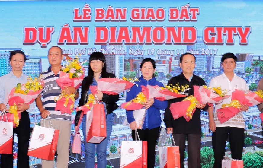 Khach hang nhan ban giao dat tai du an Diamond City hinh anh