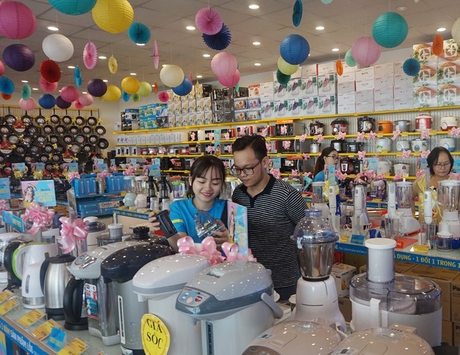 Phu nu biet mua TV, dan ong cung co the mua xoong chao hinh anh