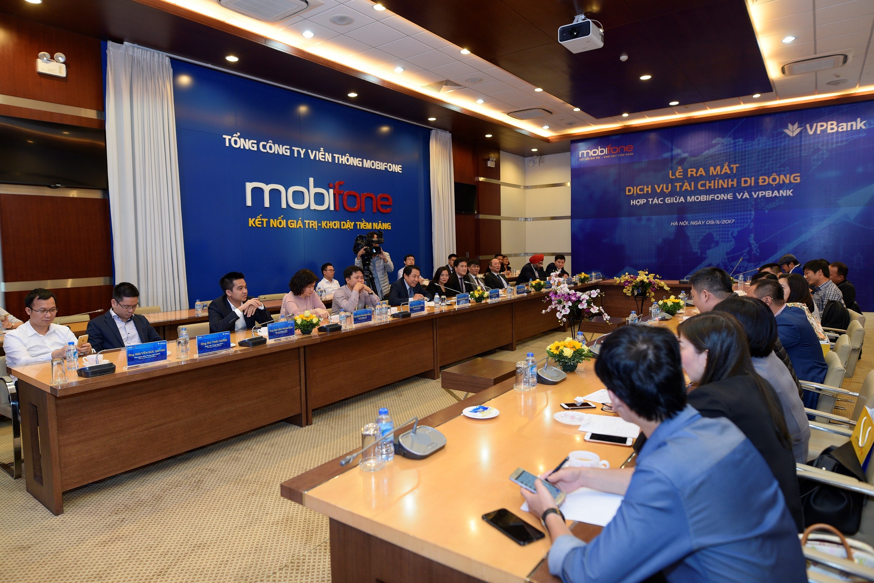 VPBank va MobiFone ra mat san pham tai chinh di dong hinh anh