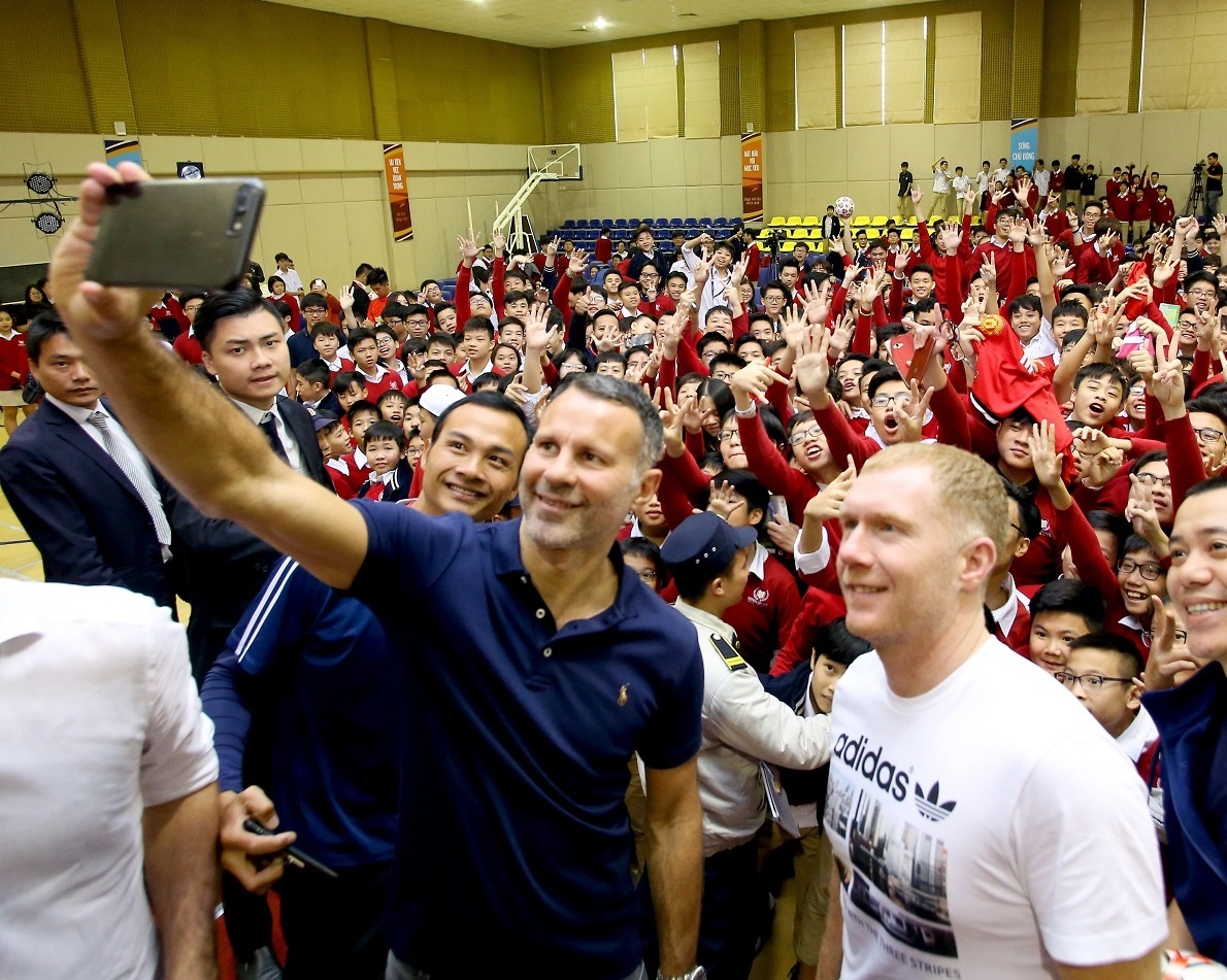 Ryan Giggs, Paul Scholes truyen dam me the thao toi hoc sinh Vinschool hinh anh