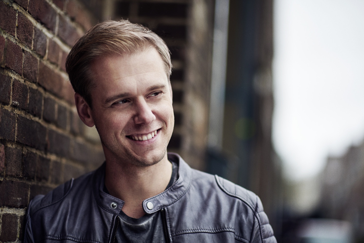 Diem lai 10 moc son trong su nghiep cua Armin Van Buuren hinh anh