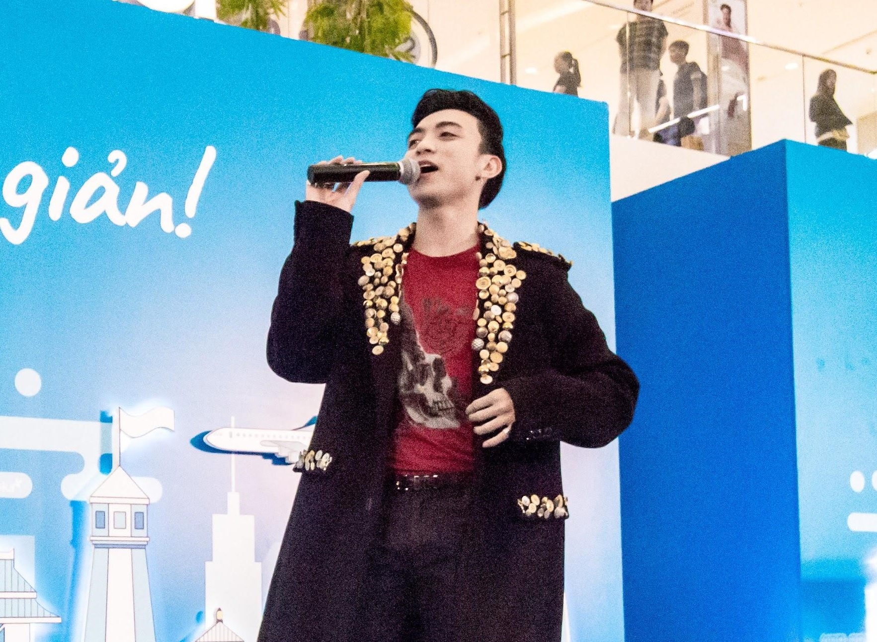 Soobin Hoang Son chay het minh tai su kien du lich cua Traveloka hinh anh
