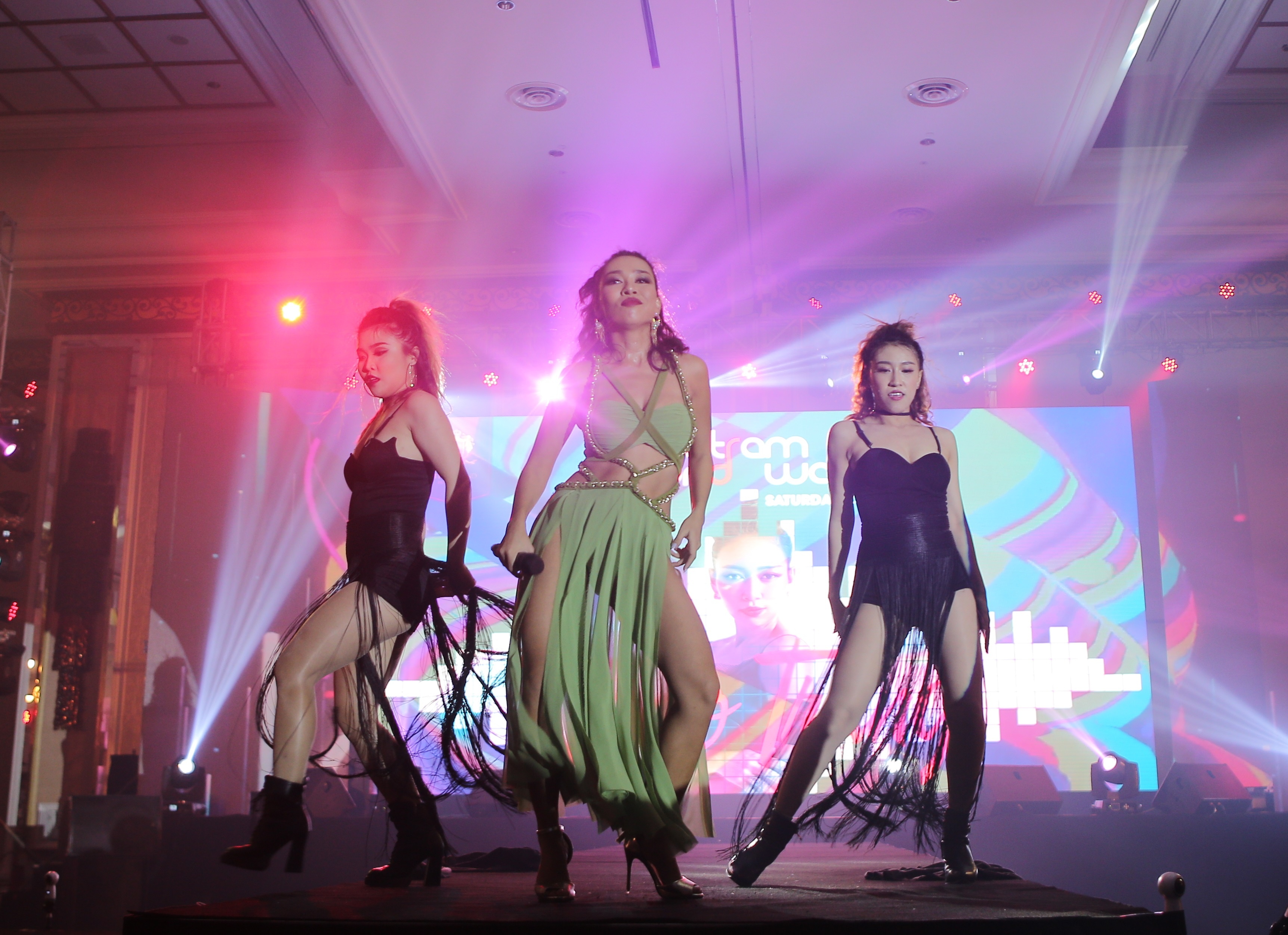 Isaac coi phang ao khoac khi bieu dien anh 8