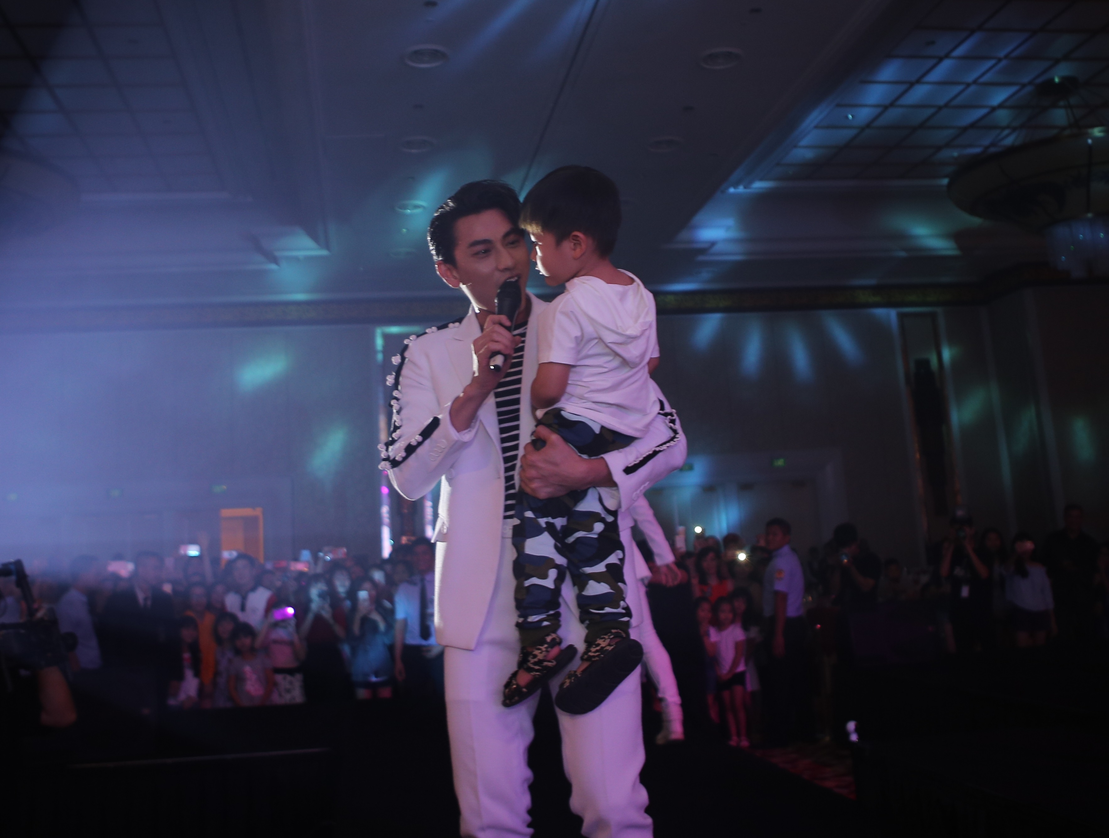 Isaac coi phang ao khoac khi bieu dien anh 5