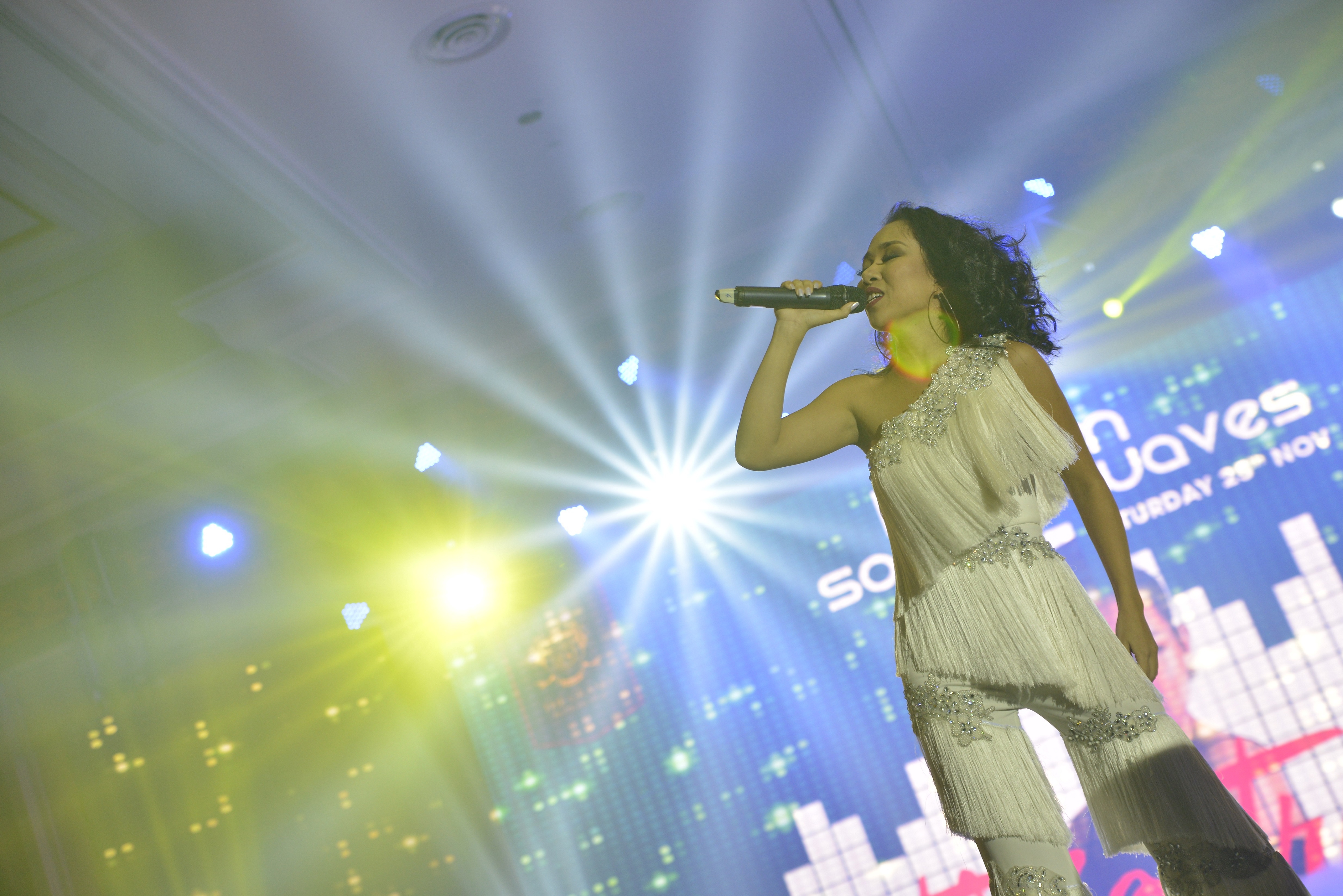 Isaac coi phang ao khoac khi bieu dien anh 7