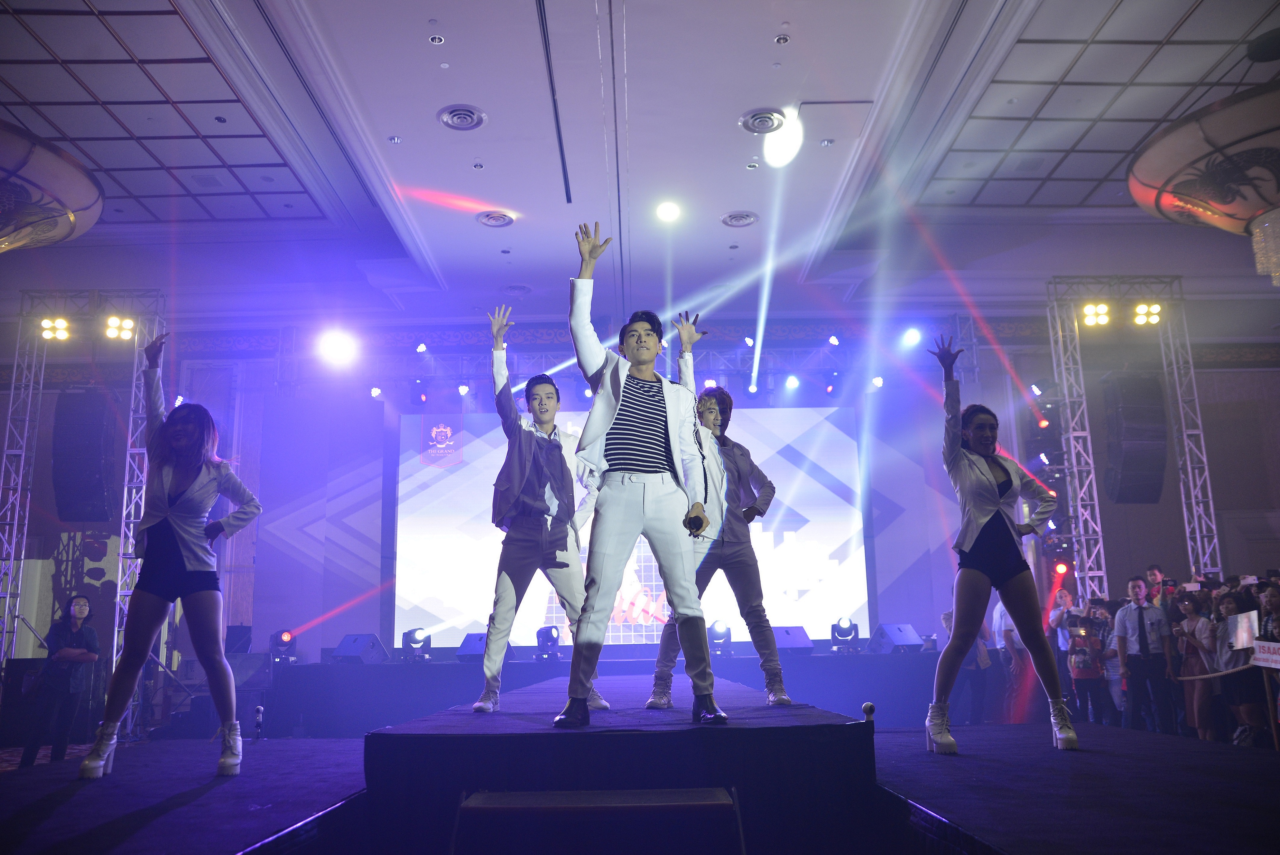 Isaac coi phang ao khoac khi bieu dien anh 2