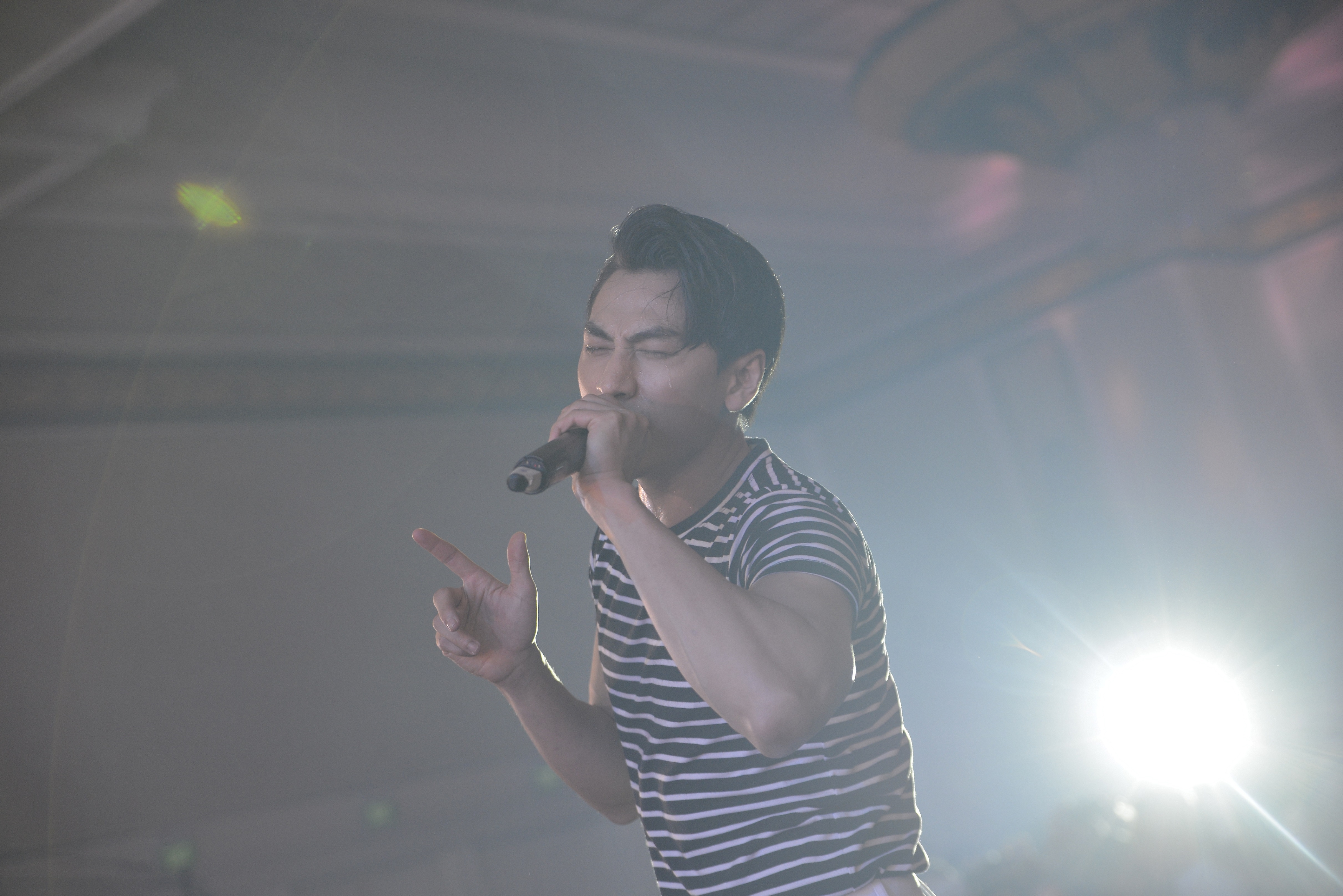 Isaac coi phang ao khoac khi bieu dien anh 3