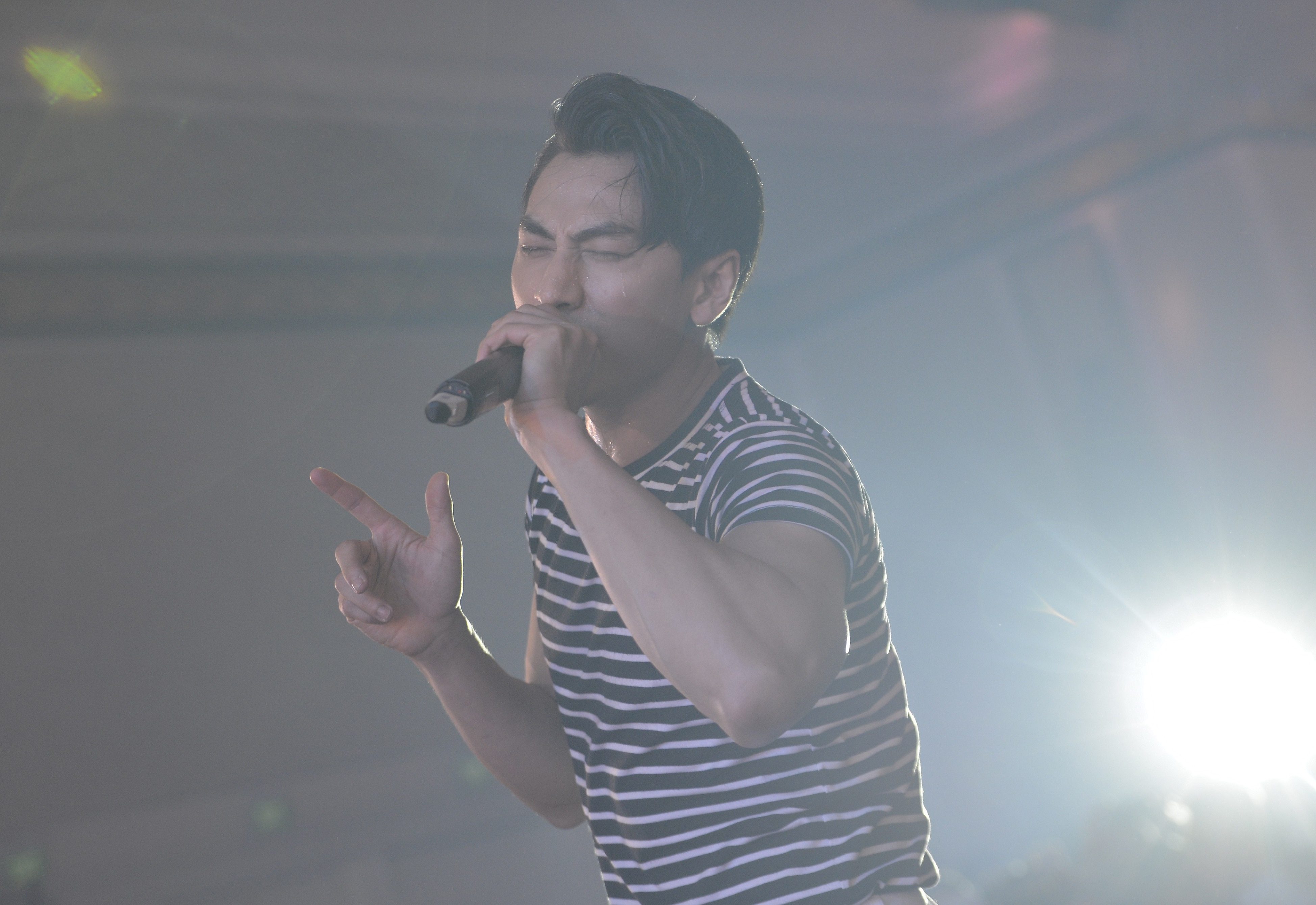 Isaac coi phang ao khoac khi bieu dien tren san khau hinh anh