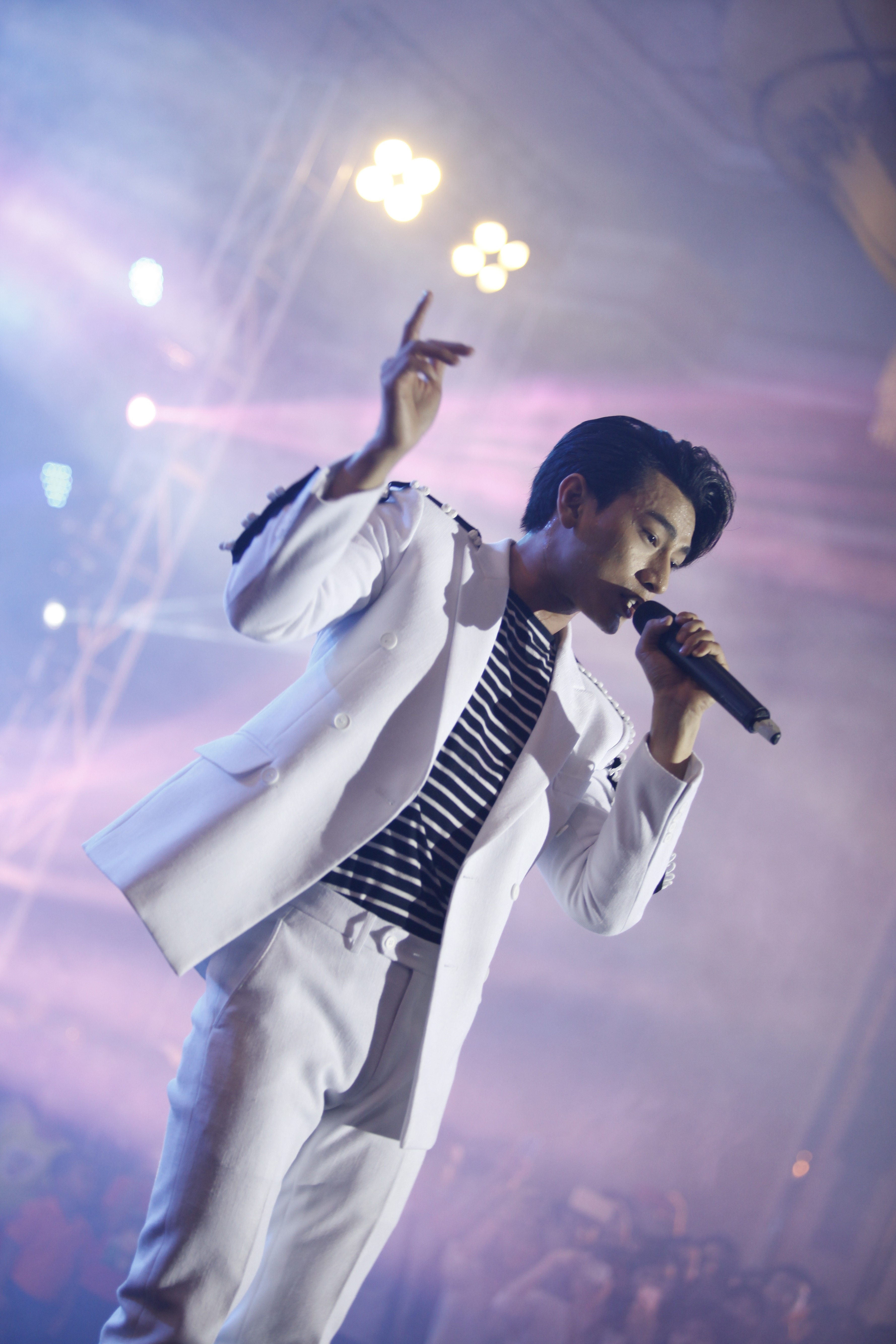 Isaac coi phang ao khoac khi bieu dien anh 1