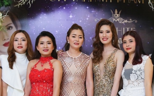 My pham T-White to chuc hoi nghi tri an khach hang dip cuoi nam hinh anh