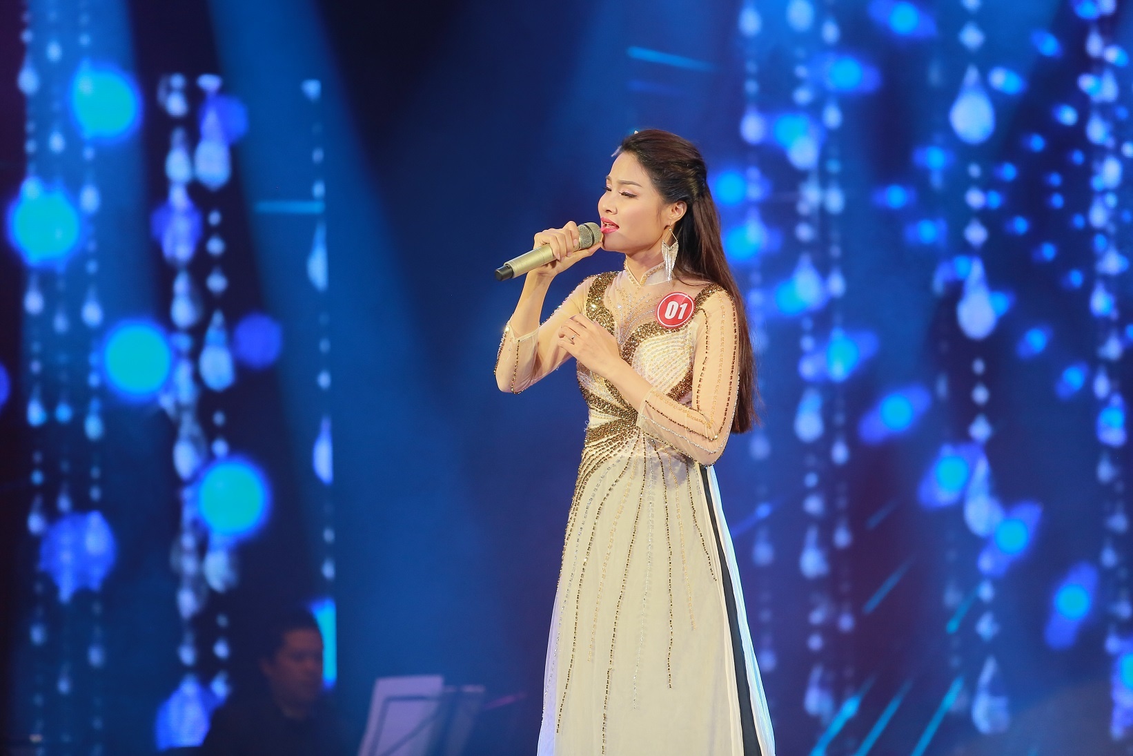 ‘Giong ca vang doanh nhan’ chieu dai khan gia dem thi day mau sac hinh anh