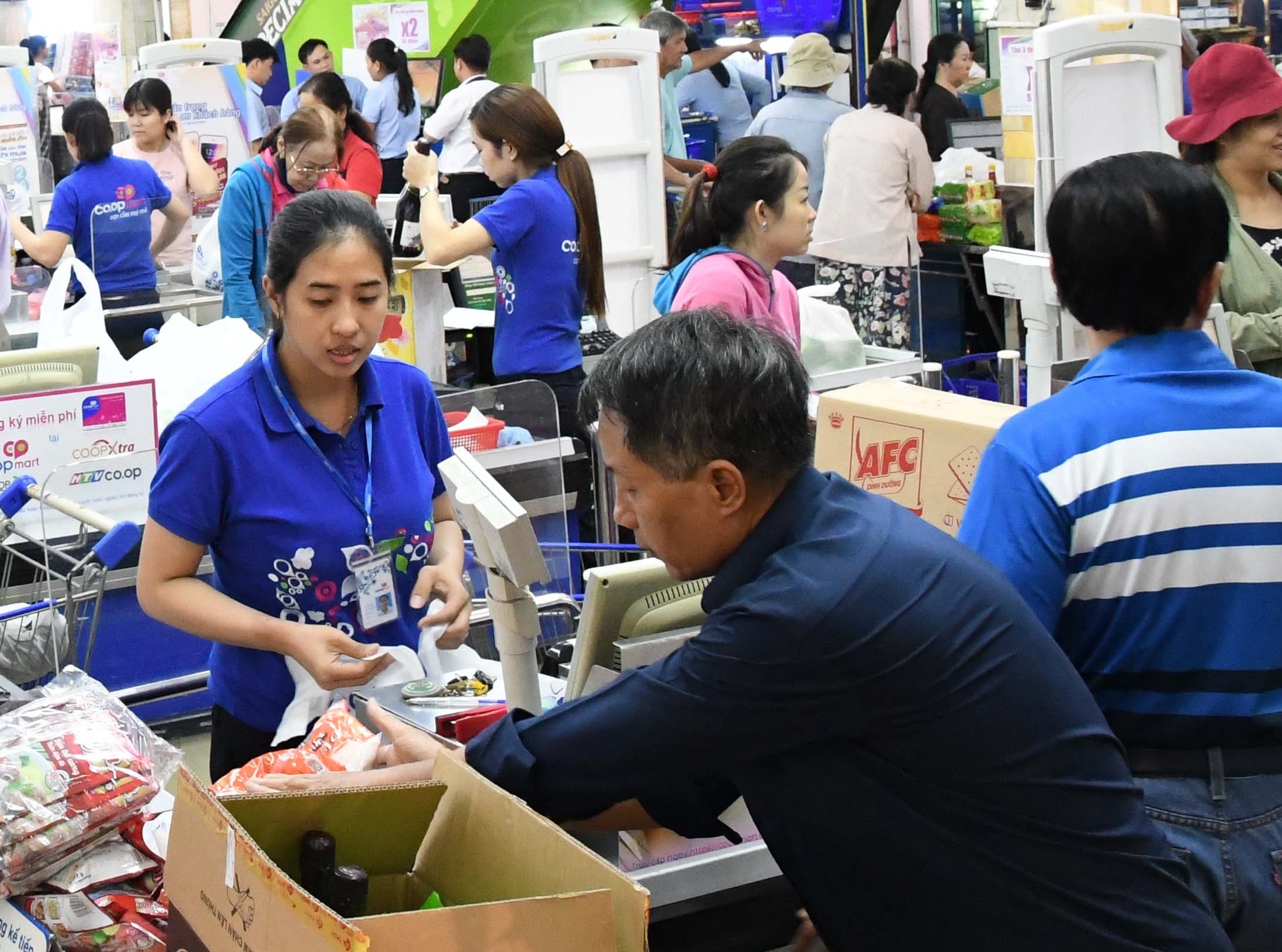 Mung khai truong, Co.opmart Chu Van An giam gia manh, tang Honda Lead hinh anh