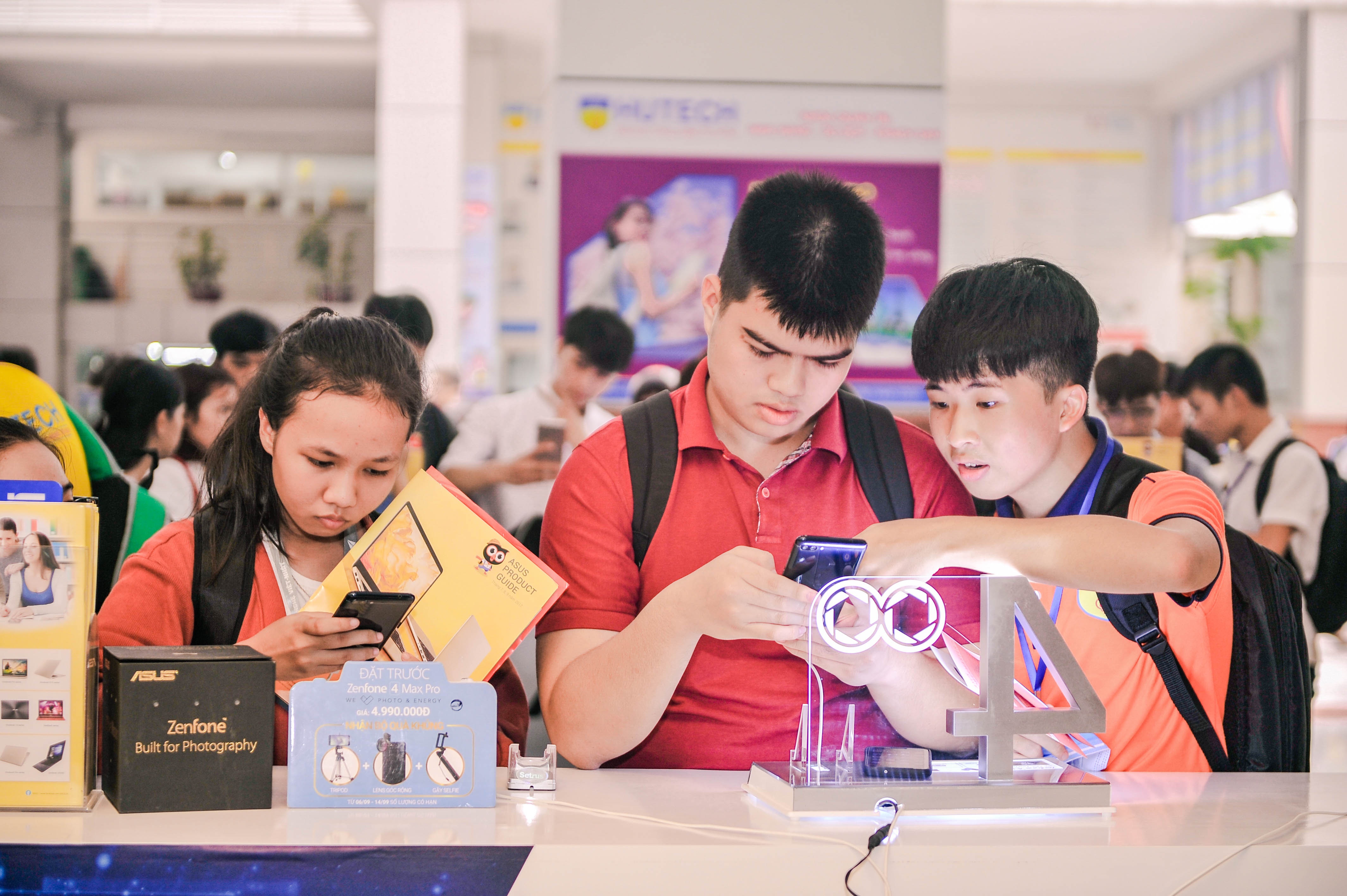 70.000 sinh vien kham pha cac thiet bi moi cua Asus hinh anh