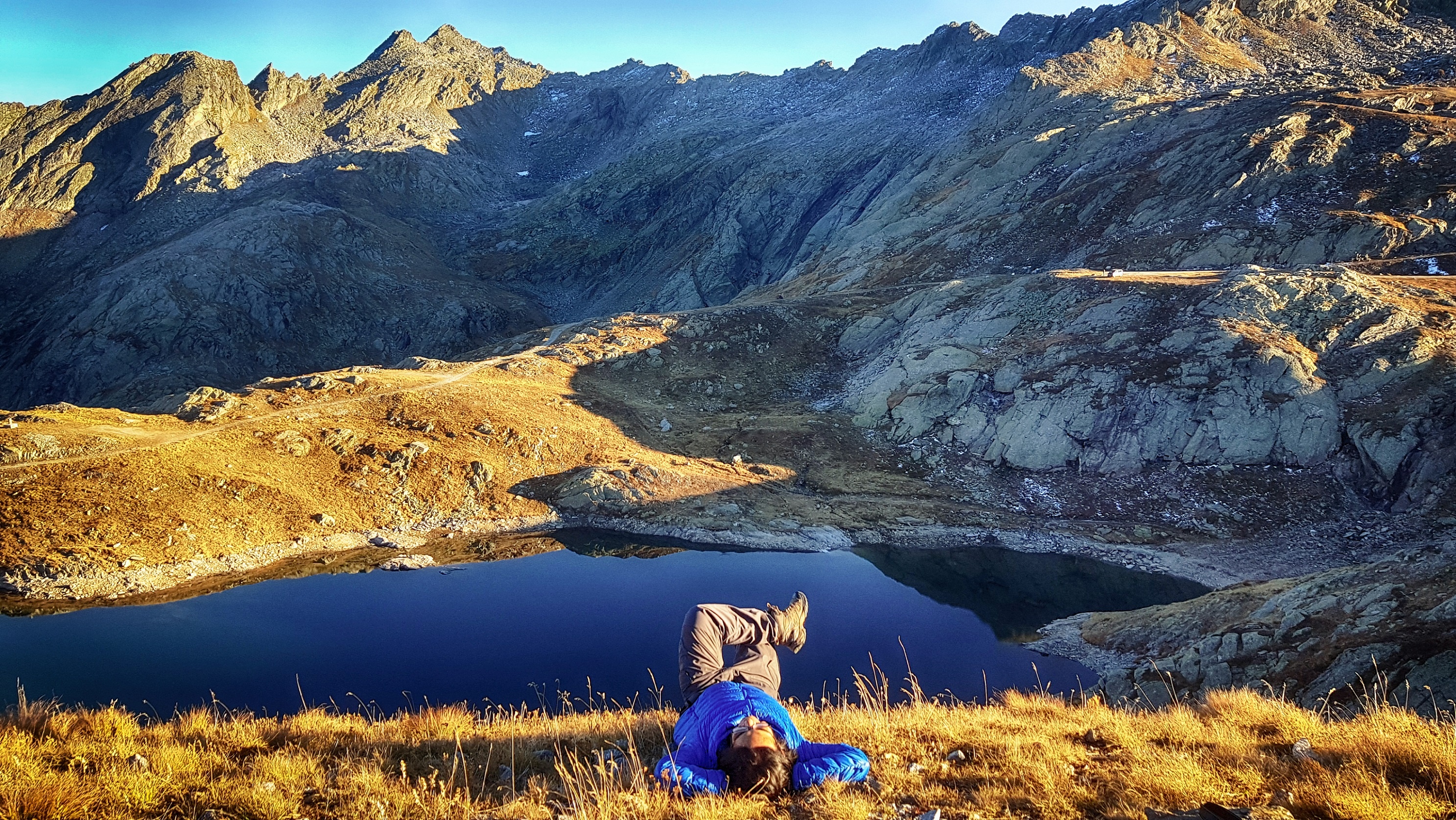 Di qua 2 chau luc cung chang trai chay xe may tu Sai Gon den Paris hinh anh