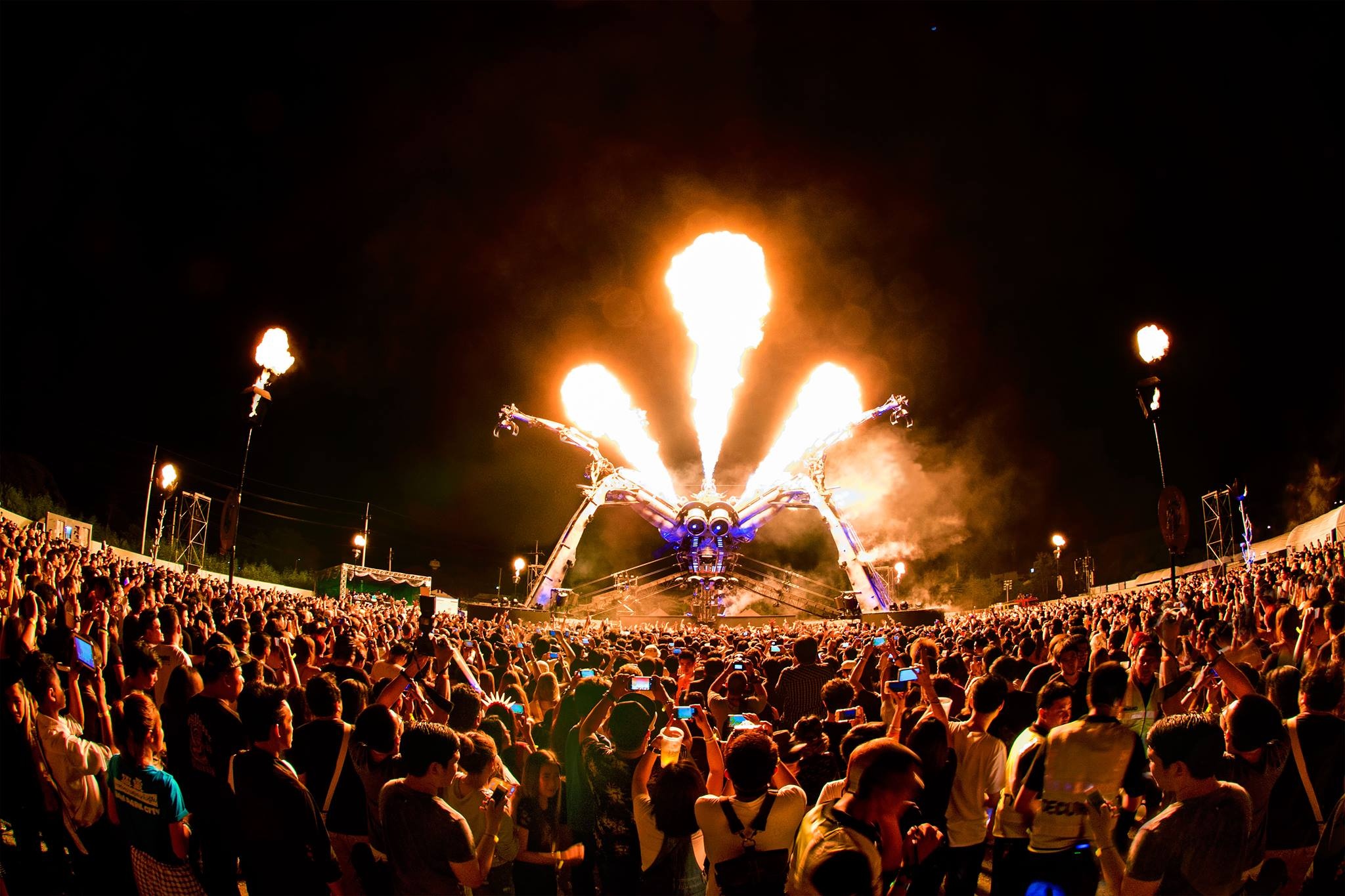 VinaPhone to chuc offline fan EDM de chao don Armin hinh anh