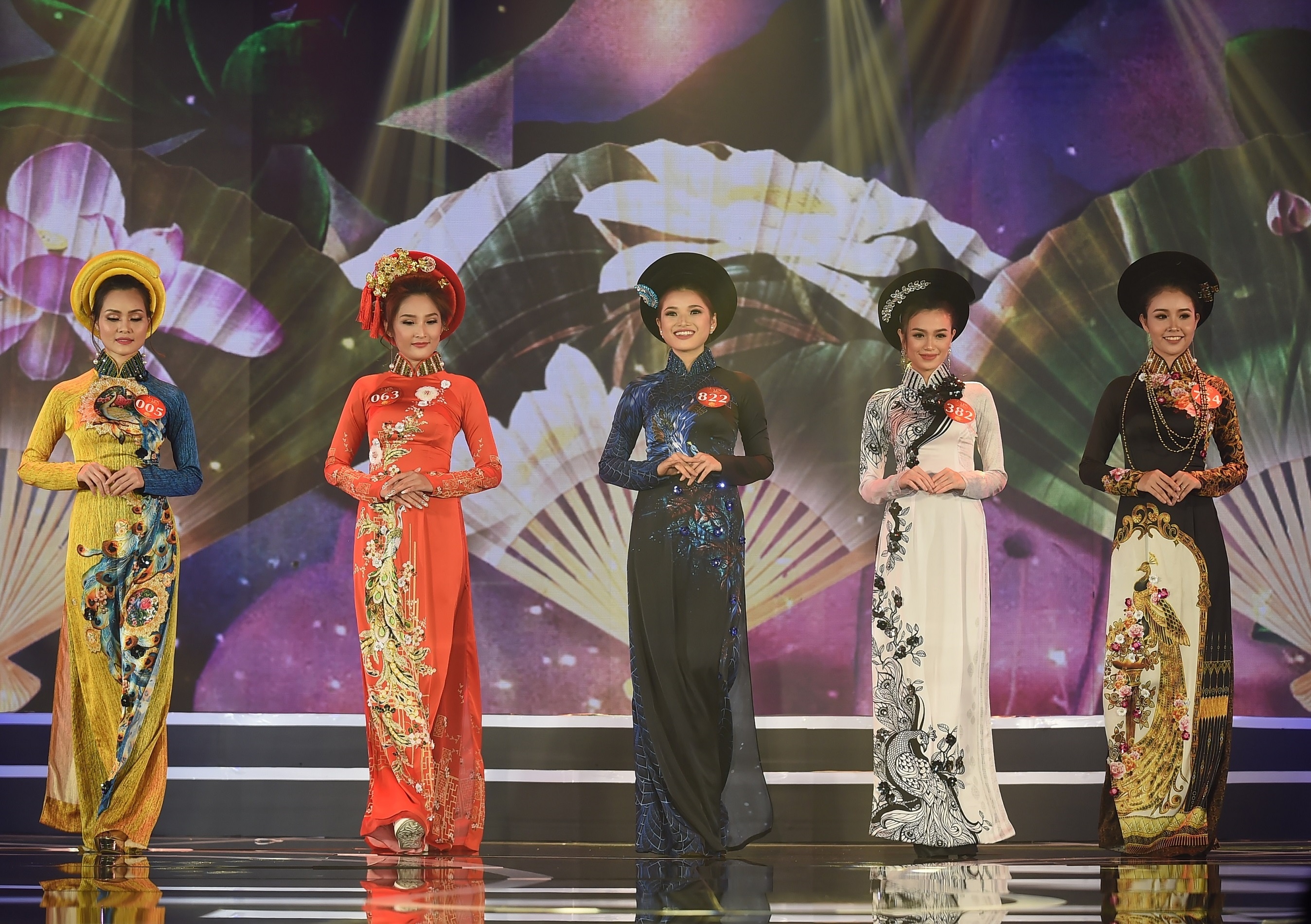 BST ao dai hoa tiet chim cong cach dieu anh 6