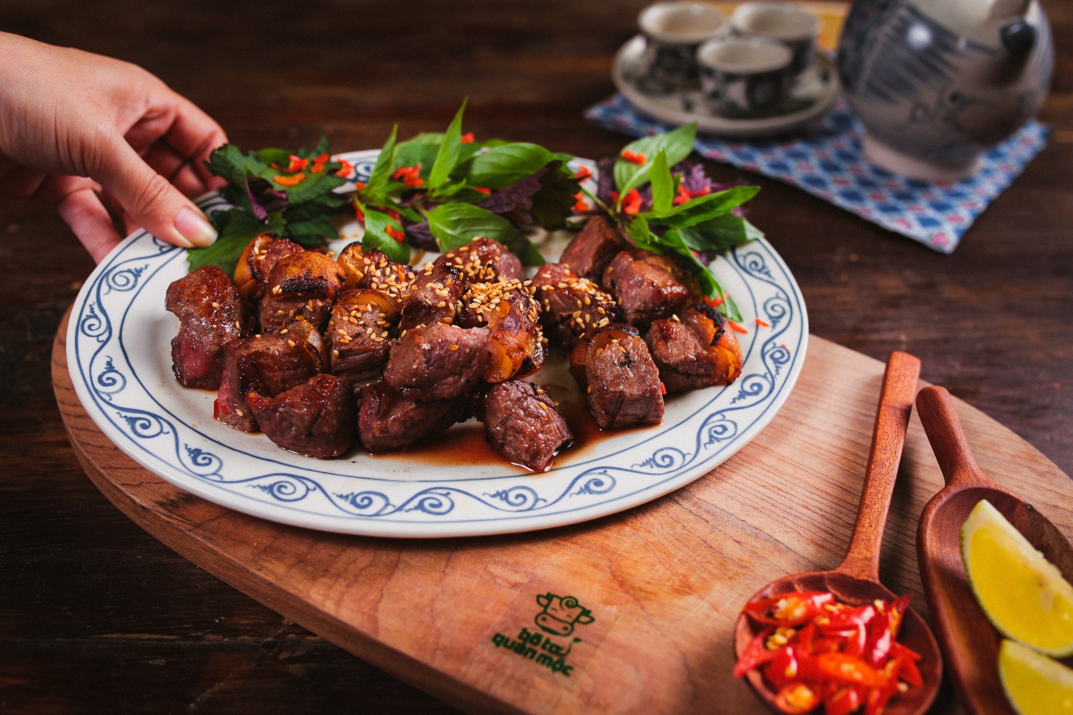 Bo to Quan Moc hap dan  voi khong gian am cung ngay khai truong hinh anh