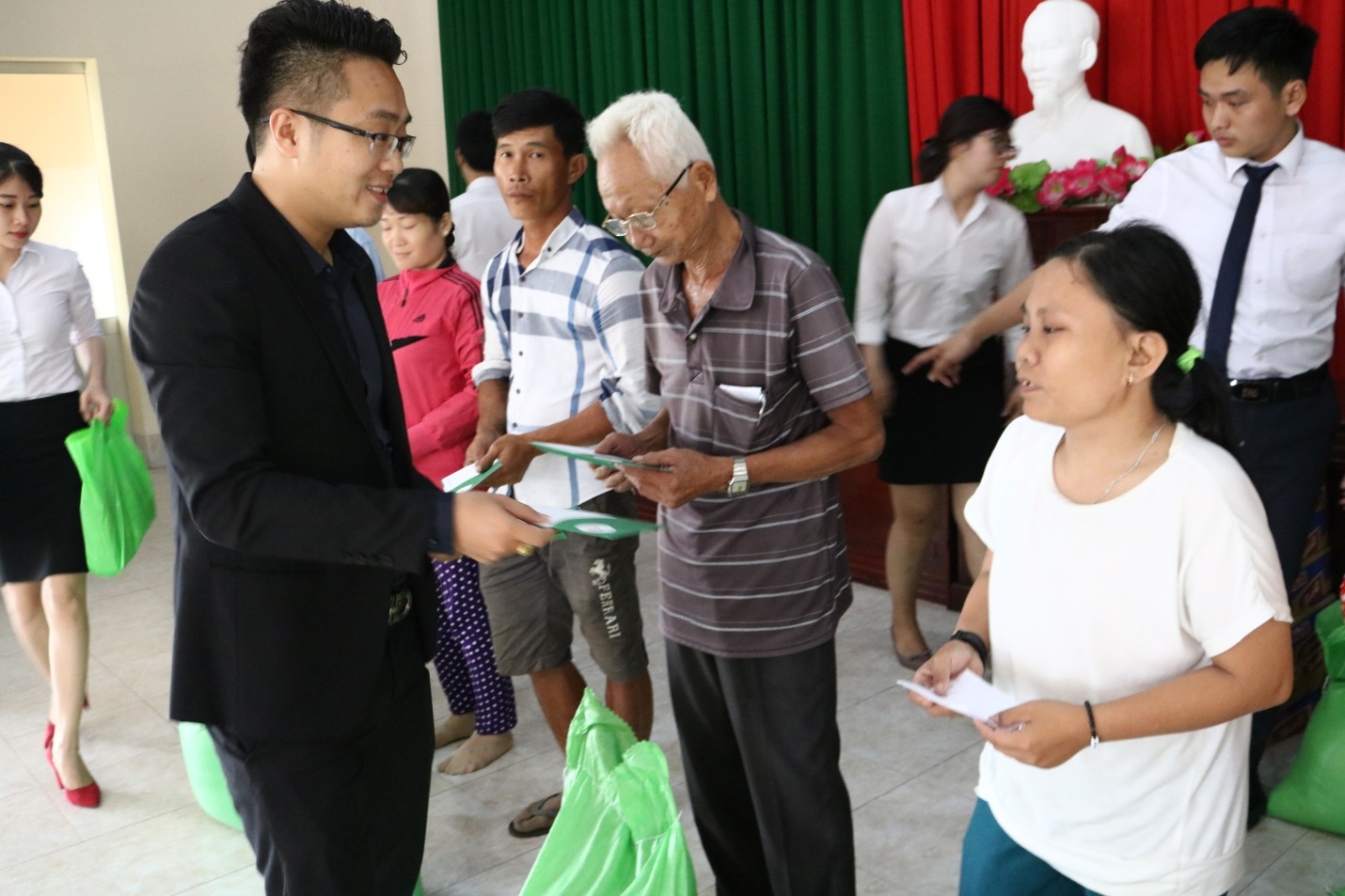 Dia oc Long Phat chia se kho khan voi nguoi dan Ben Luc, Long An hinh anh