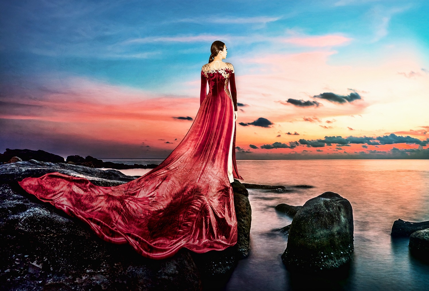 'San catwalk' moi cho BST ao dai dat vang cua Do Trinh Hoai Nam hinh anh