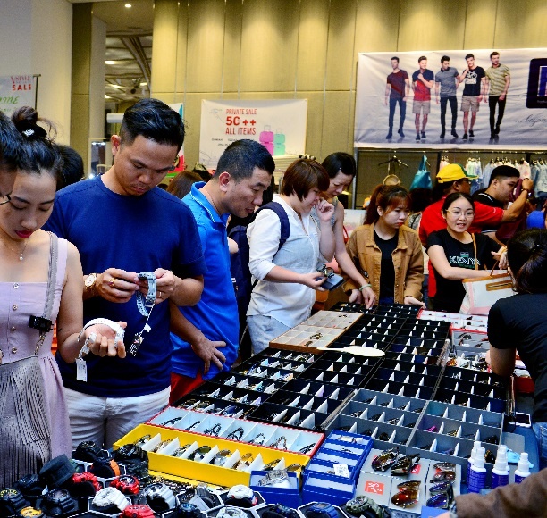 Tour shopping hang hieu dip Giang sinh lam nuc long tin do mua sam hinh anh