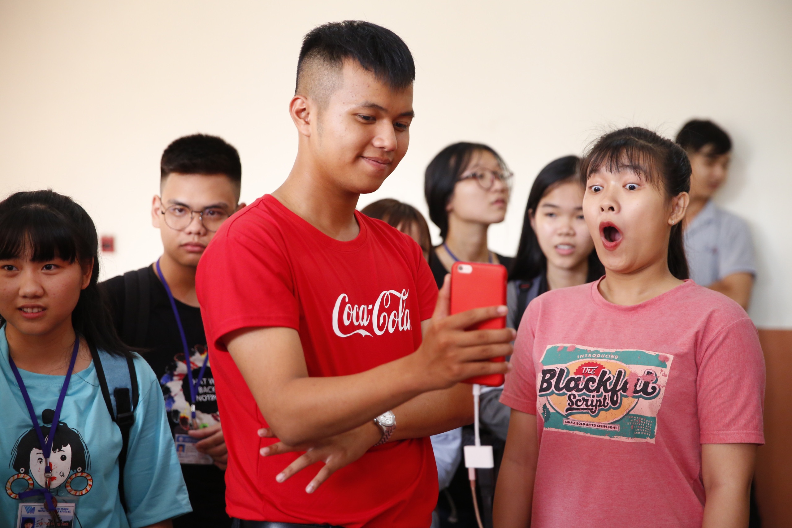 Cuoi nga nghieng voi nhung bieu cam ‘kho do’ khi choi FaceDance hinh anh