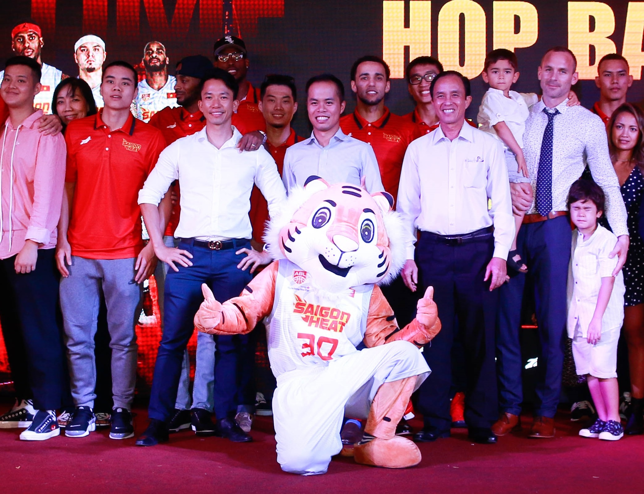 Cong dong bong ro nin tho don cho man lot xac cua Saigon Heat hinh anh