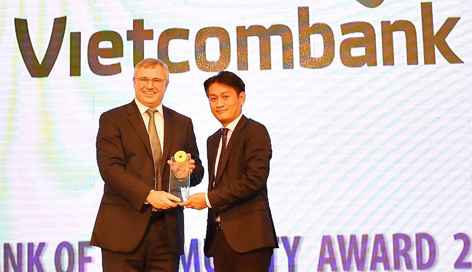 Vietcombank nhan giai thuong ‘Ngan hang vi cong dong’ hinh anh
