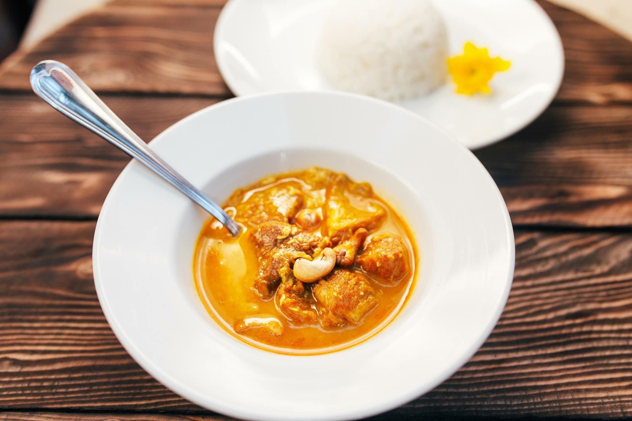 Thuong thuc mon Thai truyen thong voi nguyen lieu nhap tu xu chua vang hinh anh