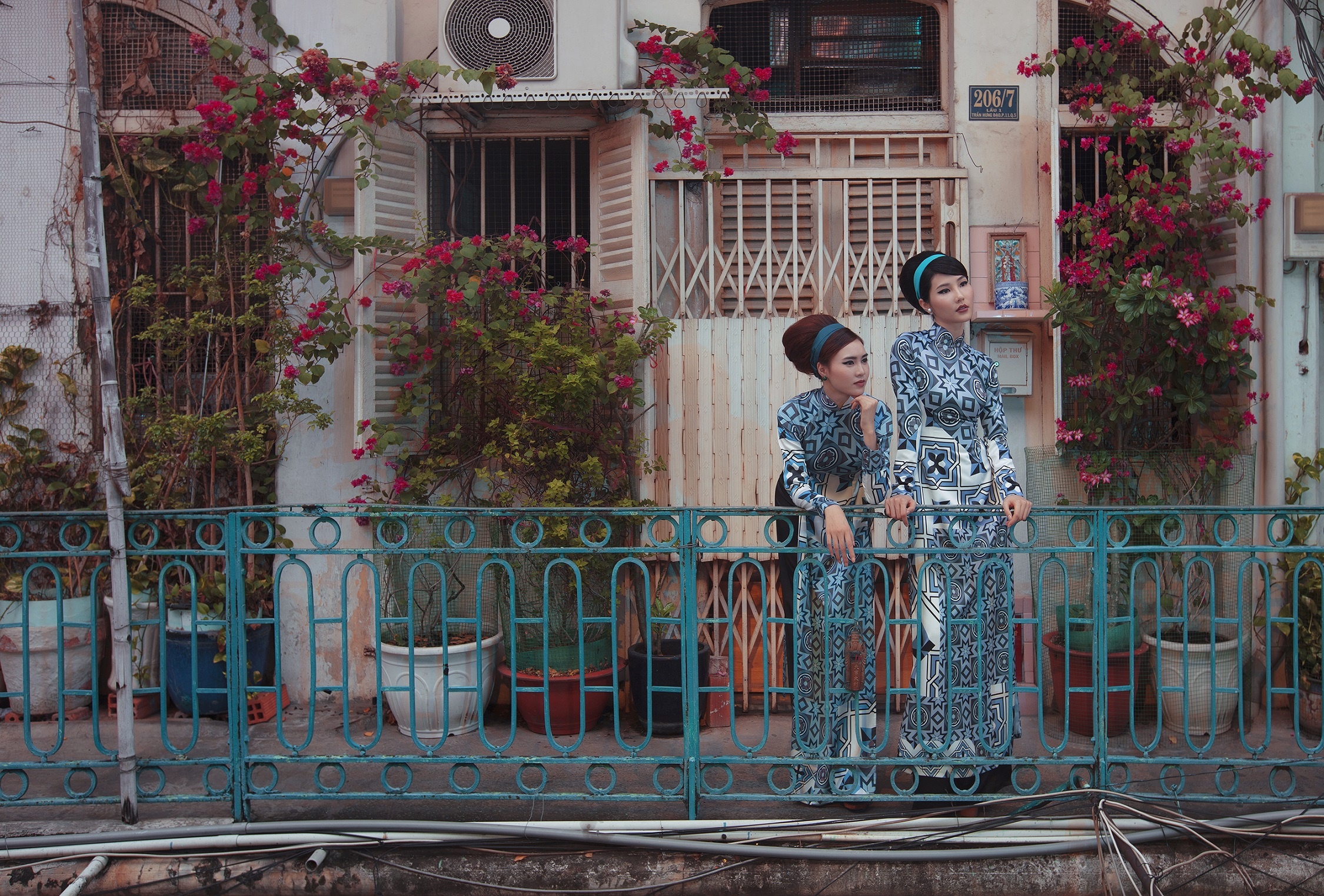 Cap dien vien 'Co Ba Sai Gon' duyen dang trong BST hoa tiet gach bong hinh anh