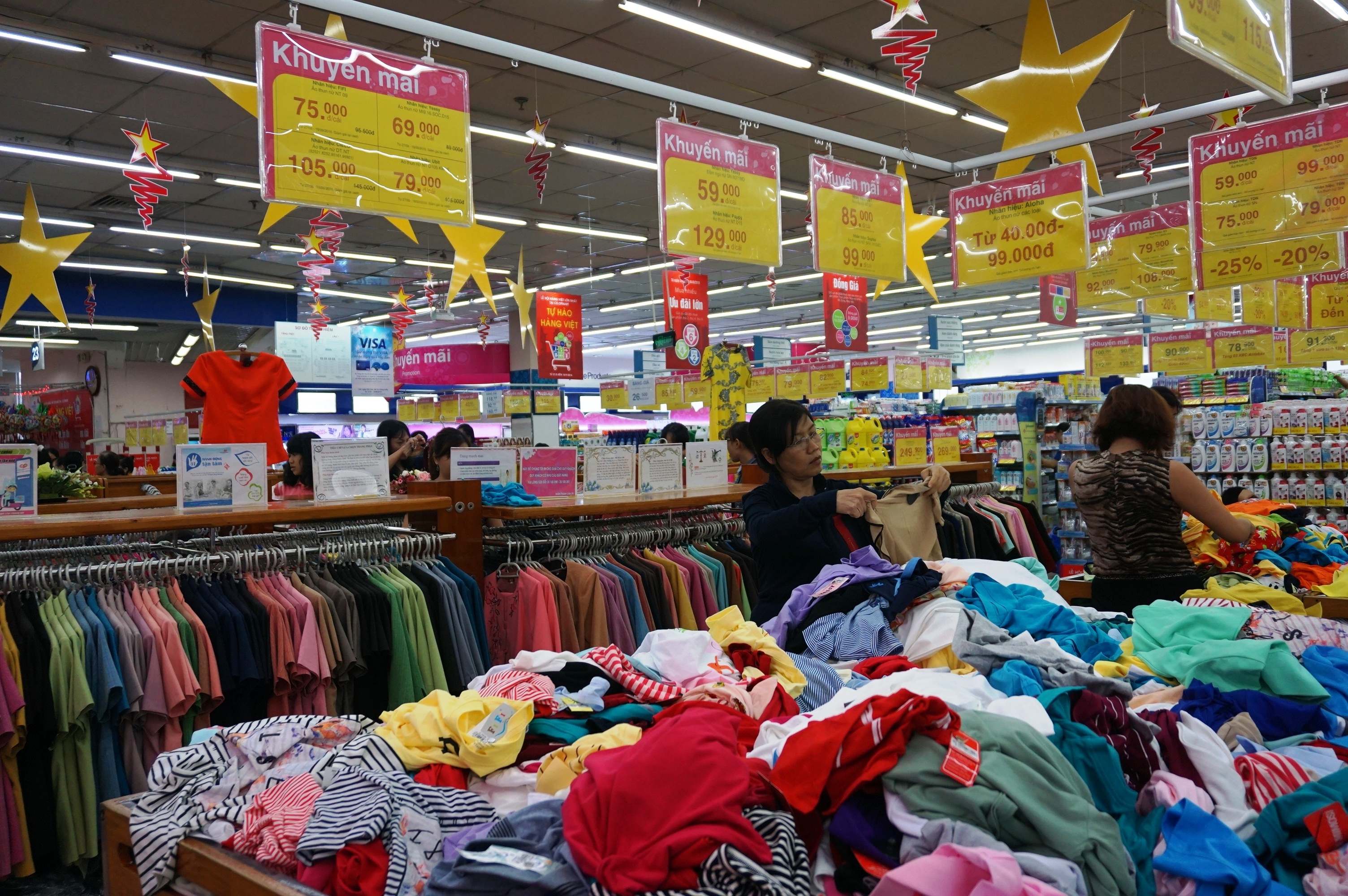 Co.opmart Kon Tum hut khach dip khuyen mai hinh anh