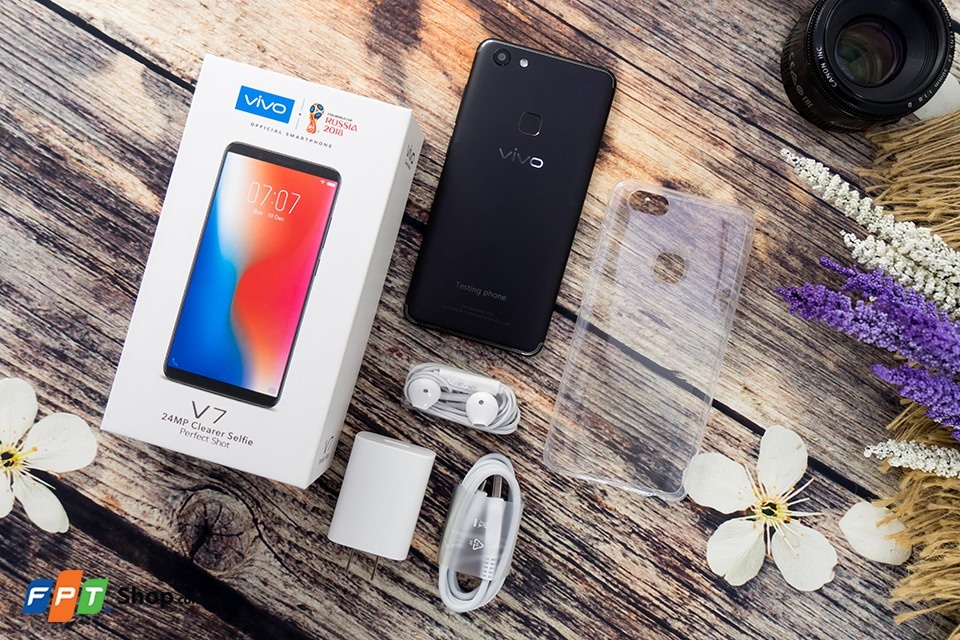 Mua smartphone tran vien Vivo V7 chi voi 699.000 dong tai FPT Shop hinh anh