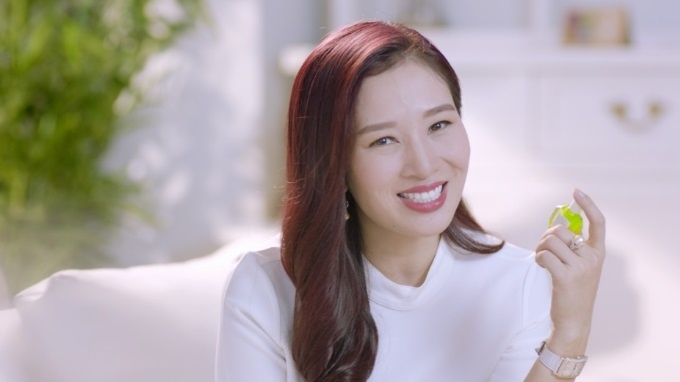 A hau Quy ba Thu Huong bat mi cach cham soc mat khoe dep hinh anh