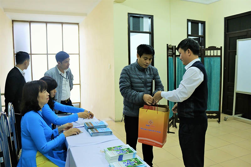 EVN Hanoi to chuc hoi nghi tri an khach hang hinh anh