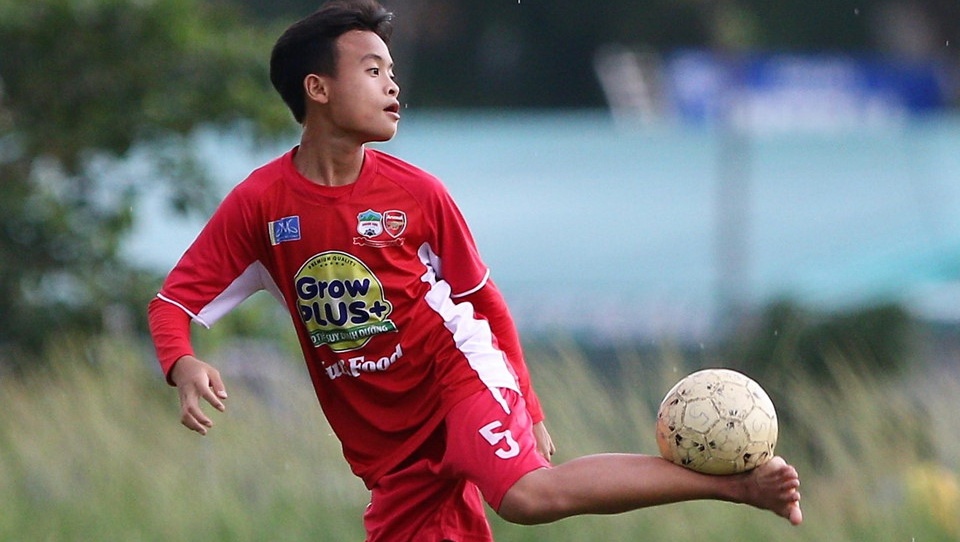 Doi bong hoc vien Nutifood di chan dat, da giao huu cung U13 Nhat Ban hinh anh