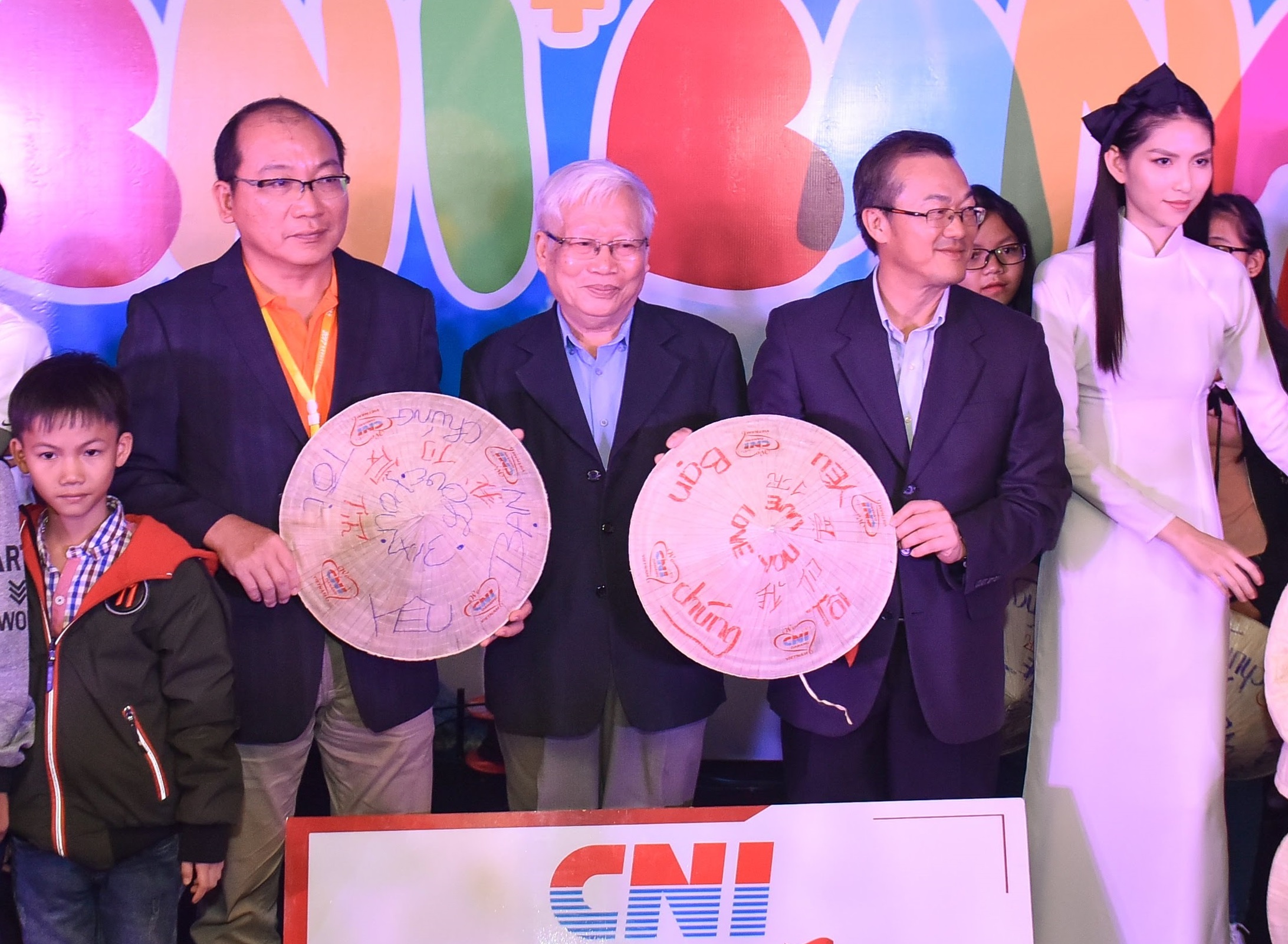 Trao qua tri gia 10.000 USD cho nguoi khuyet tat, tre mo coi Da Nang hinh anh