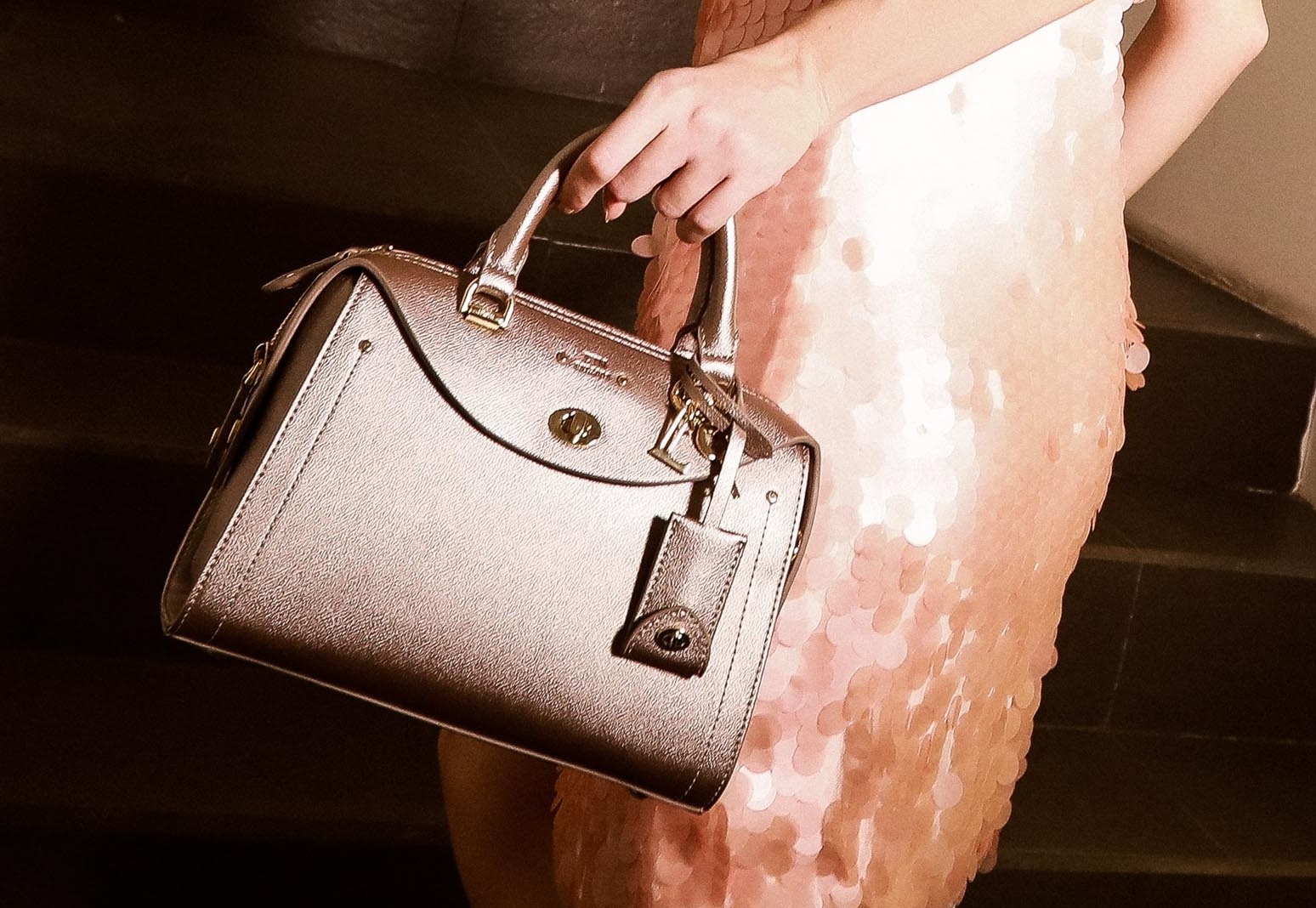 Nhung mau tui xach thu hut tin do thoi trang mua le hoi hinh anh