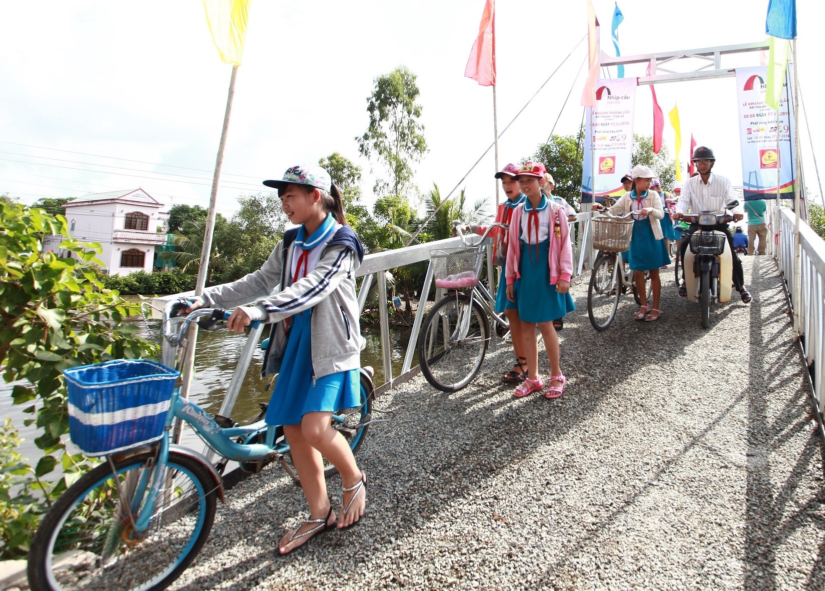 Hang nuoc giai khat Viet moi thang xay mot cay cau cho ba con mien Tay hinh anh