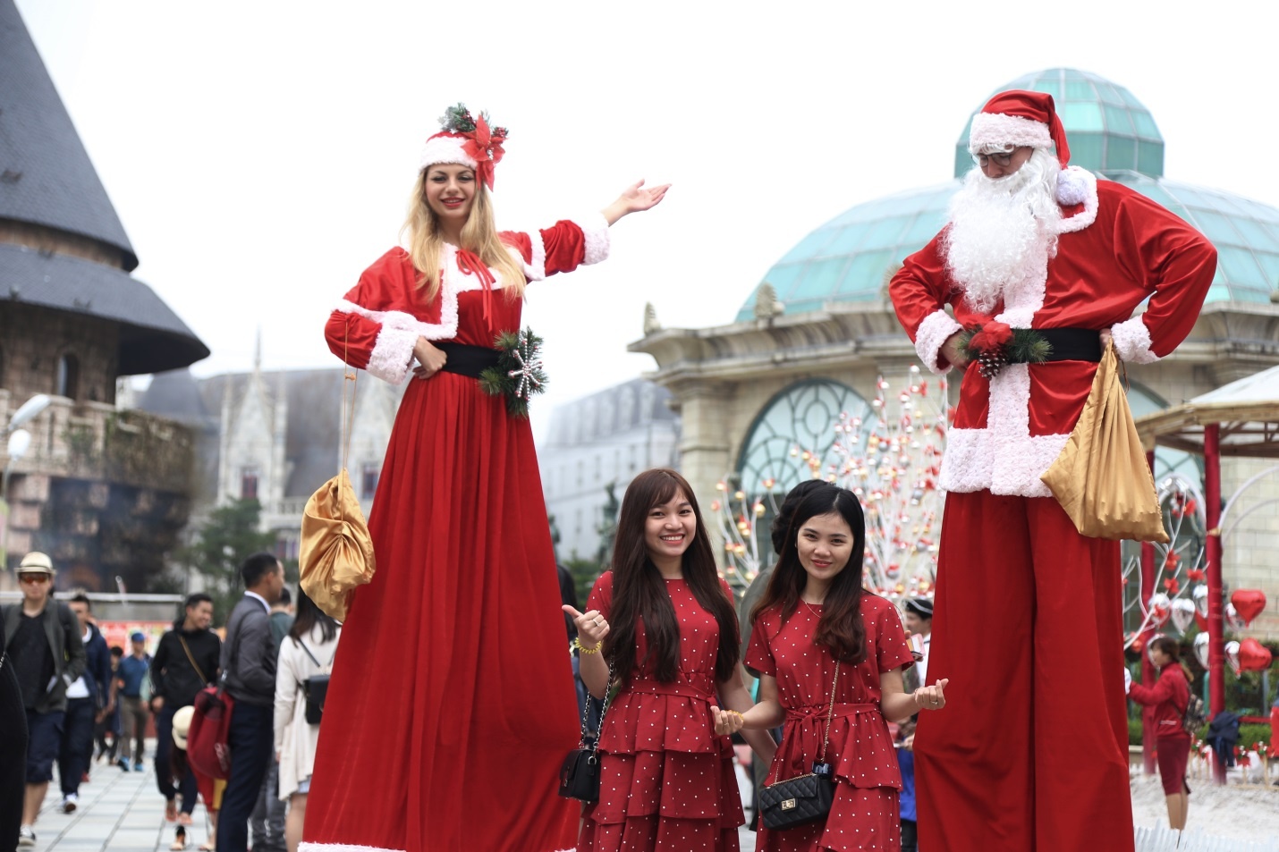 Sac mau Giang sinh tren dinh Ba Na khien du khach say long hinh anh